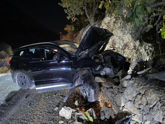 Kayalıklara çarpan cipin sürücüsü yaralandı