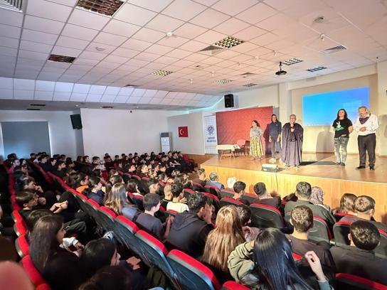 Akdenizli öğrencilerden ‘madde bağımlılığı’ konulu tiyatroya ilgi