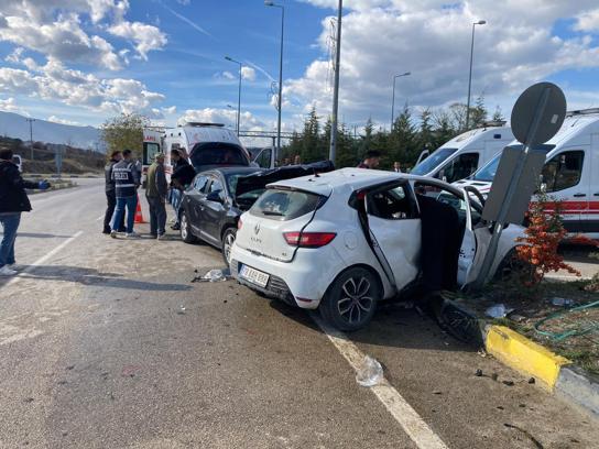 Kavşakta otomobiller çarpıştı: 7 yaralı