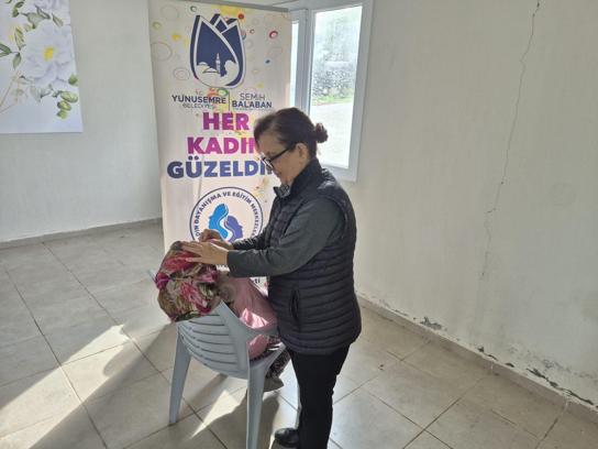 Yunusemre'de kadınlara ücretsiz kuaför hizmetinin bu defaki adresi Davutlar oldu