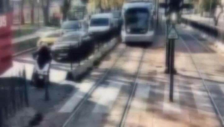 İstanbul- Beyoğlu’nda tramvayın motosiklete çarpma anı kamerada