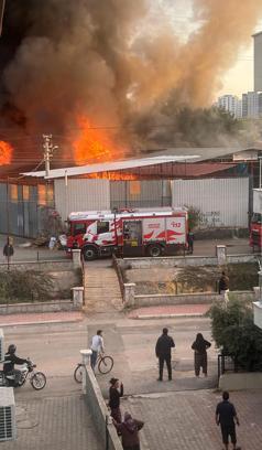 Antalya'da ahşap presleme ve üretme atölyesinde yangın