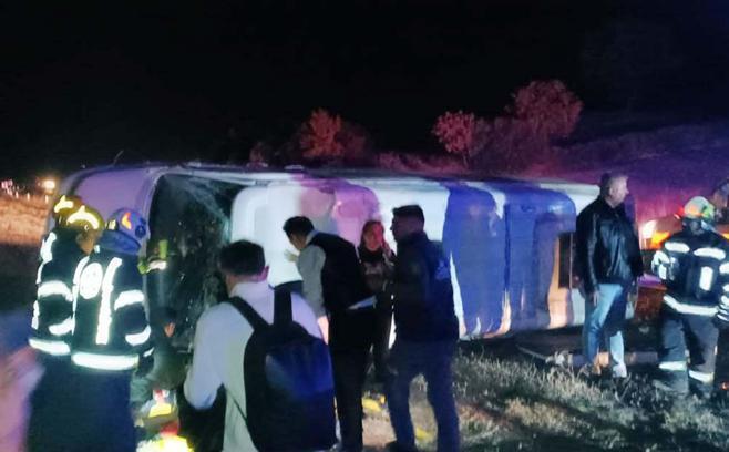 Yolcu otobüsü ile servis minibüsü çarpıştı: 1 ölü, 14 yaralı