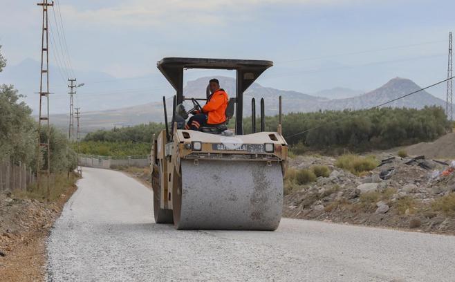 Mut’ta yol çalışmaları sürüyor
