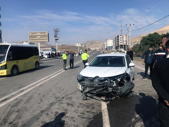 Mardin’de otomobiller çarpıştı: 3 yaralı