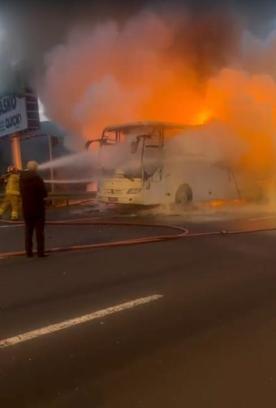 Ortaokul öğrencilerini taşıyan otobüs, alev topuna döndü