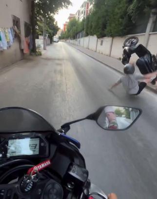 Motosikleti ile tek teker üzerinde giderken kaza yaptı; o anlar kamerada