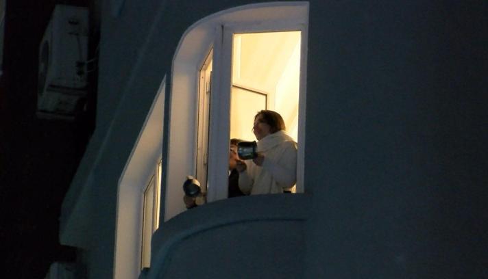 İstanbul -Şişli Kurtuluş'ta yeni yıla bardak ve nar fırlatarak girdiler