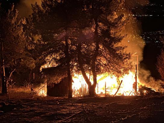 Bursa'da ahşap ev yangın; 2 kişi dumandan etkilendi
