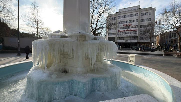 Tekirdağ’da sıcaklık eksi 11’i gördü, süs havuzları dondu