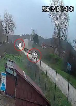Virajda sollama kazası kamerada; 3 yaralı