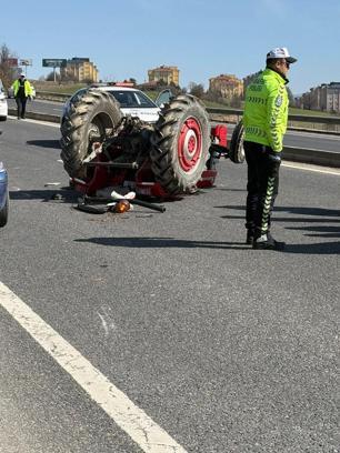 Ahşap elektrik direği taşıyan traktör devrildi: 1 ölü