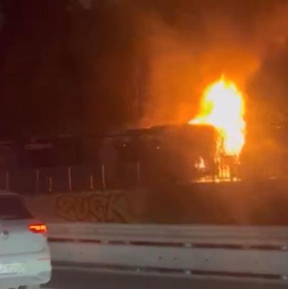 İstanbul - Beşiktaş'ta metrobüsün motor kısmı alev alev yandı; 60 yolcu tahliye edildi