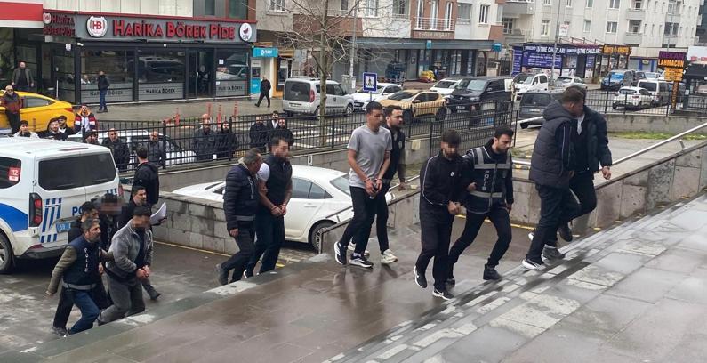 Banka hesabını kiraladığı kişilere ulaşamayınca arkadaşlarını kaçırıp darbettirdi