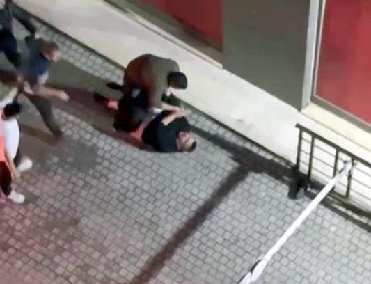 Avcılar'da site önünde 'park' kavgası: güvenlik görevlisine tekme tokat saldırdılar