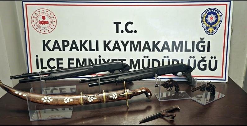 Evinde tarihi kılıç, kama ve tabanca bulunan şüpheli gözaltına alındı