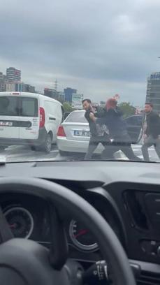Ataşehir'de iki sürücü arasında çıkan kavga kamerada
