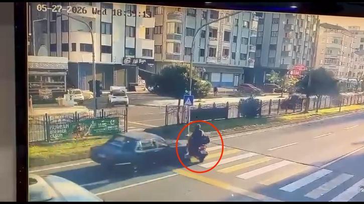 Otomobil yaya geçidinde motosiklete çarptı: kaza kamerada