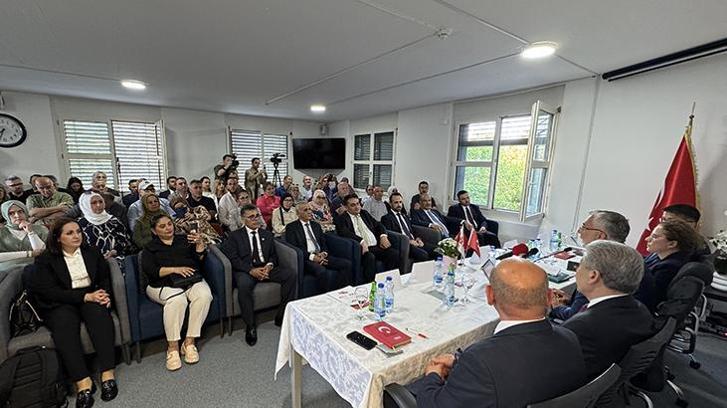 Bakan Işıkhan, Zürih'te Türk vatandaşları ve STK temsilcileriyle bir araya geldi