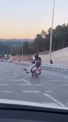 Ümraniye'de seyir halindeki motokuryenin tehlikeli yolculuğu kamerada