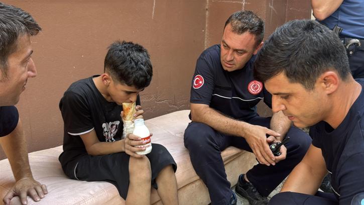 Alevlerden sonra gelen şefkat; itfaiye erleri 13 yaşındaki çocuğu yalnız bırakmadı