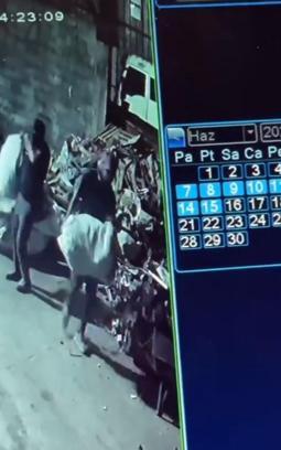 Yüzlerini maskeyle gizleyip, geri dönüşüm tesisinden 250 bin TL'lık bakır çaldılar