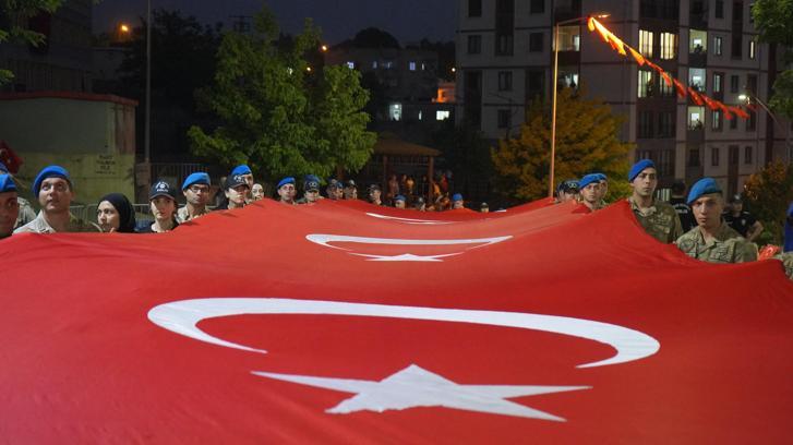 Şırnak’ta 107 metrelik Türk bayrağıyla 15 Temmuz yürüyüşü