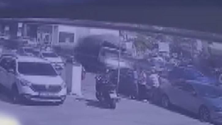 Tuzla’da malzeme yüklü kamyonet yola devrildi: kaza kamerada