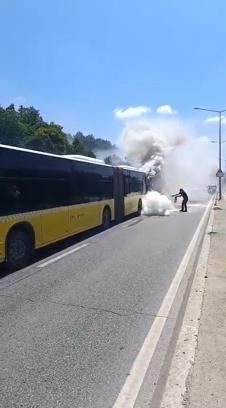 Ataşehir’de seyir halindeki İETT otobüsü alev alev yandı