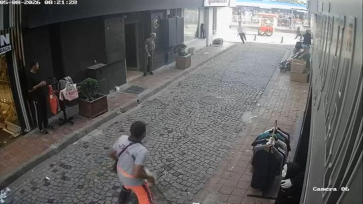 Fatih'te kaçan şüpheliyi esnaf ve temizlik görevlisinin durdurmaya çalıştığı anlar kamerada