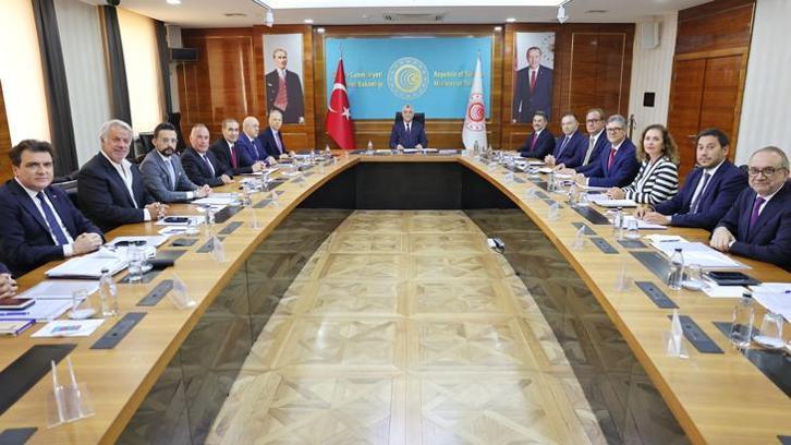 Bakan Bolat, Hizmet İhracatçıları Birliği yönetimini kabul etti! "Hizmet ihracatında 122,6 milyar dolarlık rekor"