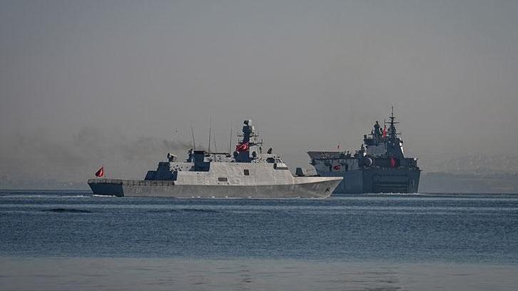 TCG Anadolu "TEKNOFEST Mavi Vatan" öncesi Yalova'da selamlama geçişi yaptı