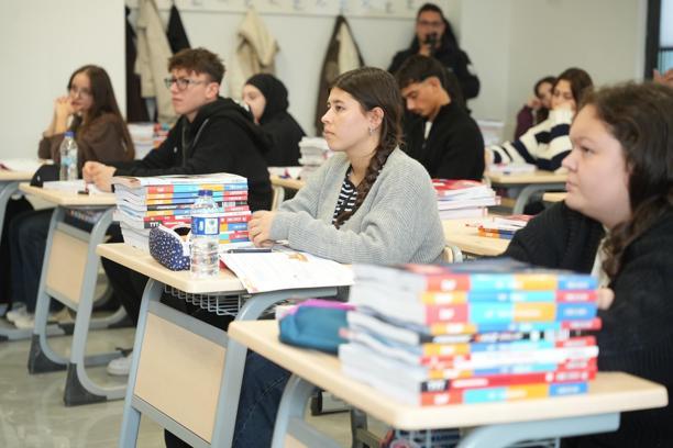Yenişehir’de üniversite adaylarına 3 bin kitap desteği