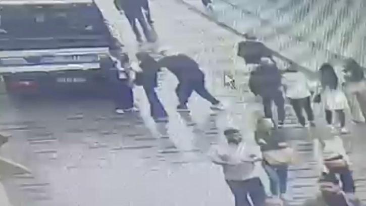 İstiklal Caddesi'nde cep telefonu çalan şüpheli suçüstü yakalandı; kapkaç kamerada
