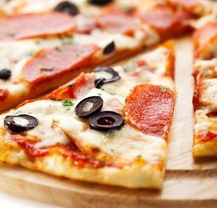 Ev yapımı bol malzemeli pizza