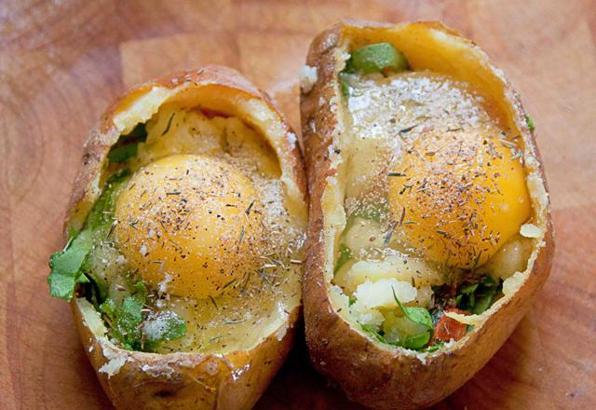 Patates sepetinde yumurta