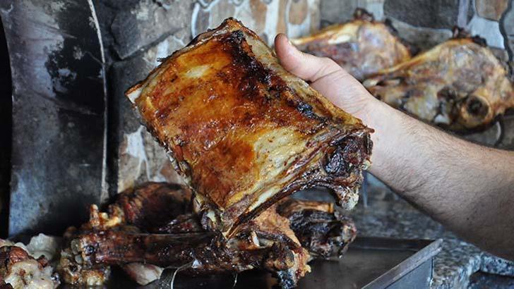 Bu kebap tüm kebaplardan farklı! Çatal ve bıçaksız yeniliyor