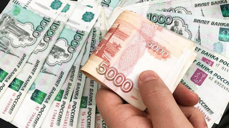 Jeopolitik riskler Rus rublesini eritiyor