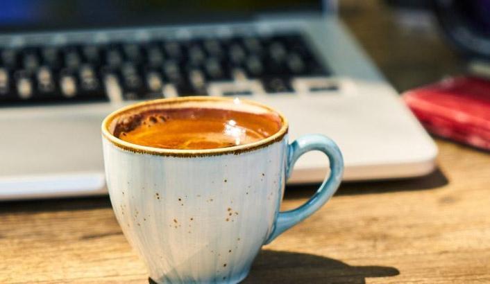 Rüyada Türk Kahvesi İçmek Nedir? Şekerli, Köpüksüz Kahve İçtiğini Görmek Ne Demek?