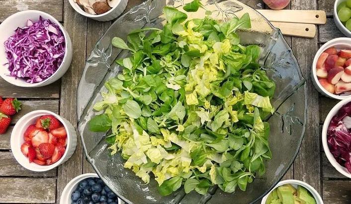 Rüyada Salata Yapmak Nedir? Bıçakla Yeşil Salata Hazırladığını Görmek
