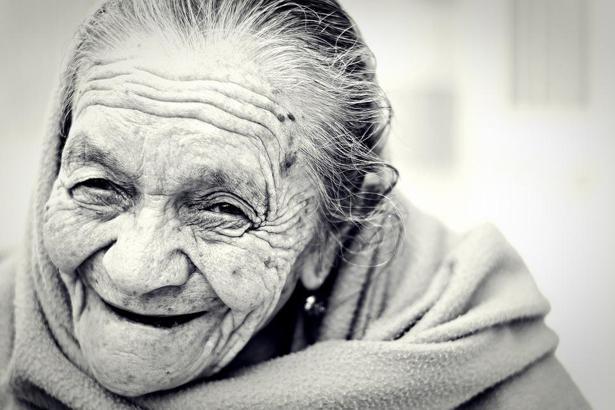 Rüyada Yaşlı Kadın Görmek Ne Demek? Tanımadığın Nur Yüzlü Bir Kadını
