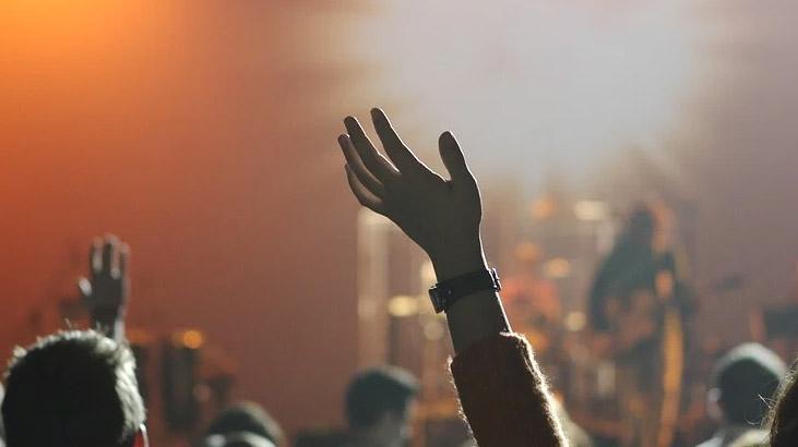 Rüyada Konser Görmek Ne Demek? Deniz Kenarında Kalabalık Bir Konserde Olmak