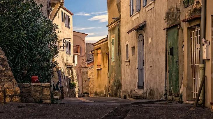 Rüyada Ev Aramak Ne Demek? Taşınmak İçin Kiralık Ev Aradığını Görmek Nedir?