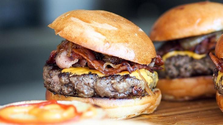 Rüyada Hamburger Yemek Ne Demek? Arkadaşlarla Islak Hamburger Yediğini Görmek Nedir?