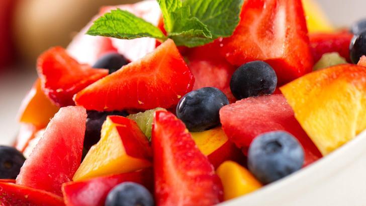 Rengarenk ve ferahlatıcı yaz meyveleri salatası