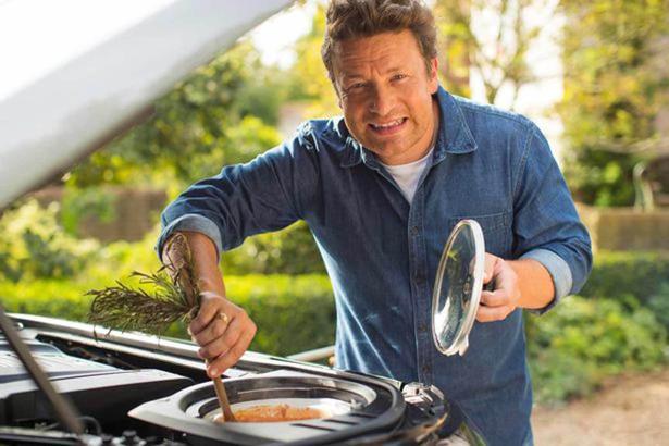 Ünlü şef Jamie Oliver otomobilini mobil mutfağa dönüştürdü