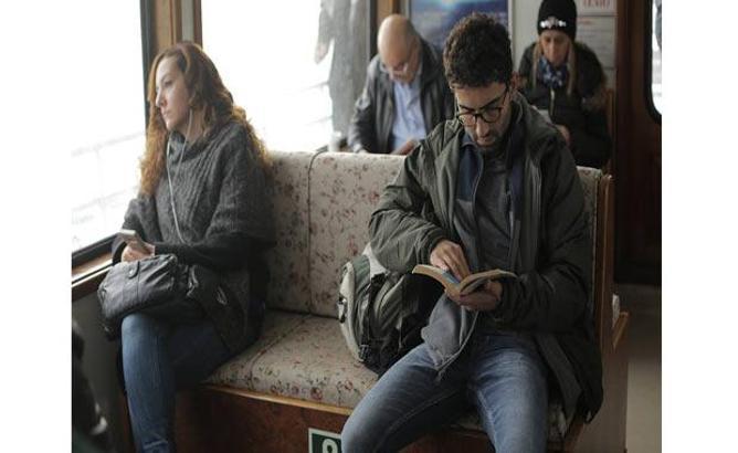 Toplu taşımada kitap okuyan insanları fotoğraflayıp...