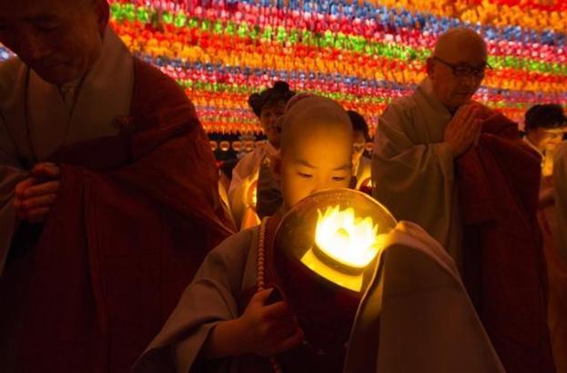 Binlerce Koreli Buda'nın doğum günü için toplandı