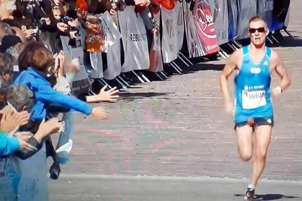 Maraton sporcusunun penisi yarış esnasında şortunun dışına çıktı