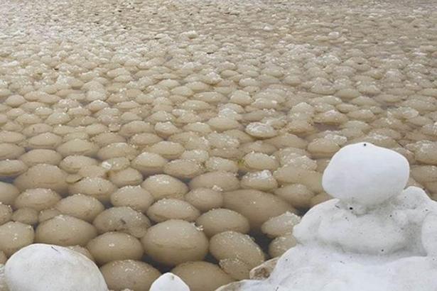 Kıyıya vuran gizemli buz topları panik yarattı